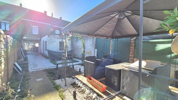 Gerenoveerde rijwoning met 4 slaapkamers, badkamer, open ...