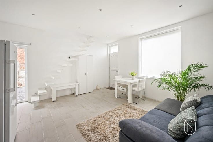 Semi-open-concept home with potential for expansion in Amoug