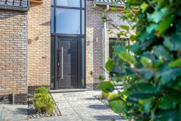 Ready to move in, open building with sunny garden and top lo