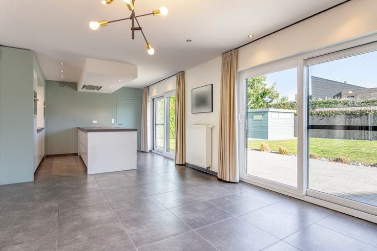 Ready to move in, open building with sunny garden and top lo