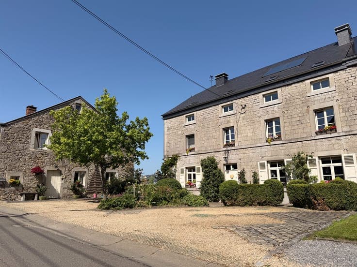 Prachtig stenen pand — 2 gebouwen