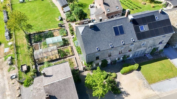 Prachtig stenen pand — 2 gebouwen