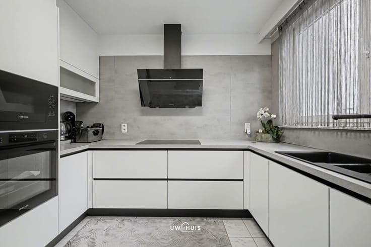 Renovated house with 4 bedrooms and rooftop terrace in the c