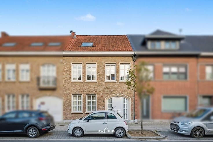 Renovated house with 4 bedrooms and rooftop terrace in the c