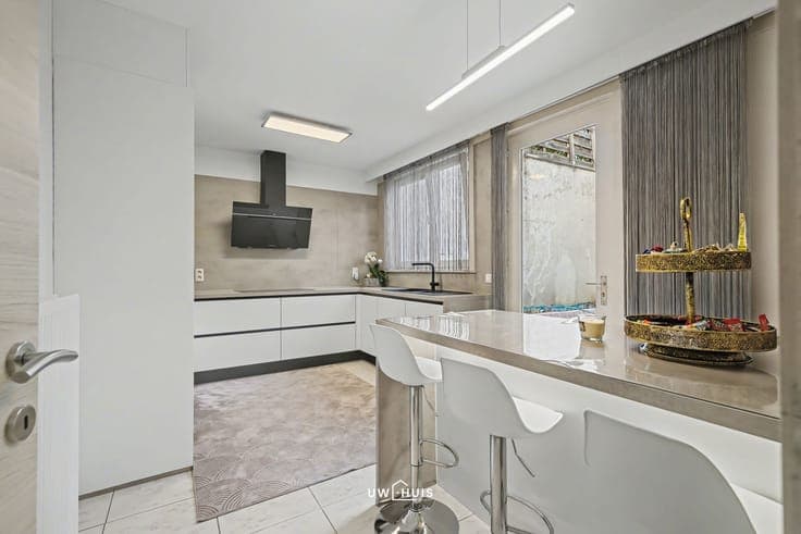 Renovated house with 4 bedrooms and rooftop terrace in the c