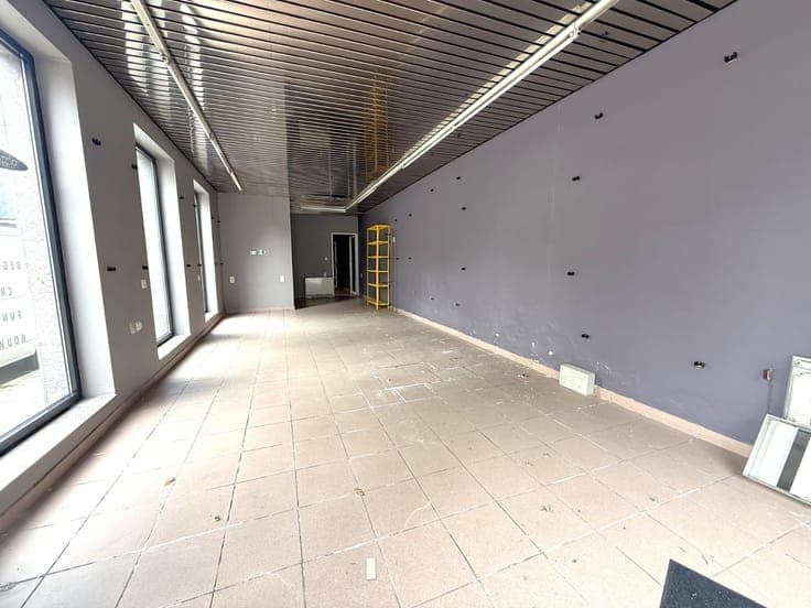 Handelspand met duplex-appartement op commerciële ligging!