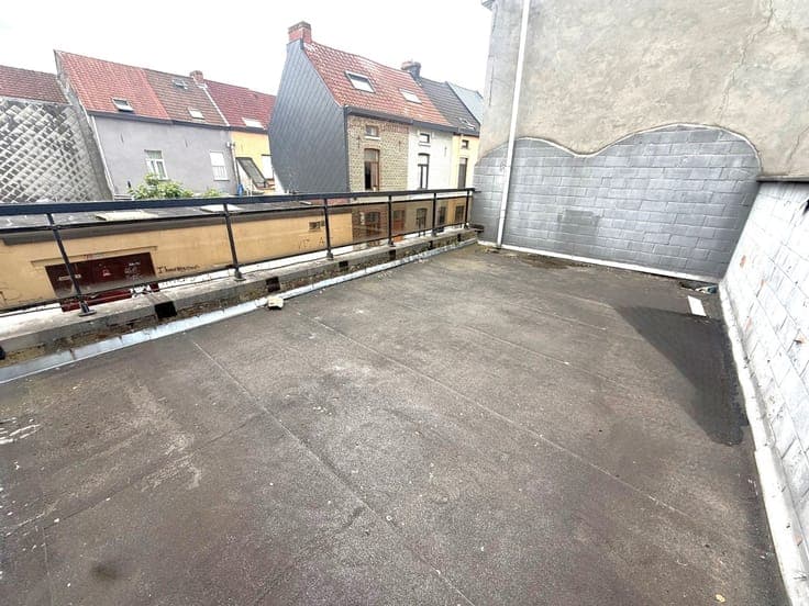 Handelspand met duplex-appartement op commerciële ligging!