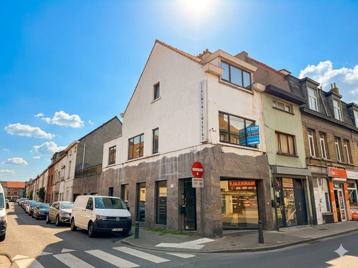 Handelspand met duplex-appartement op commerciële ligging!