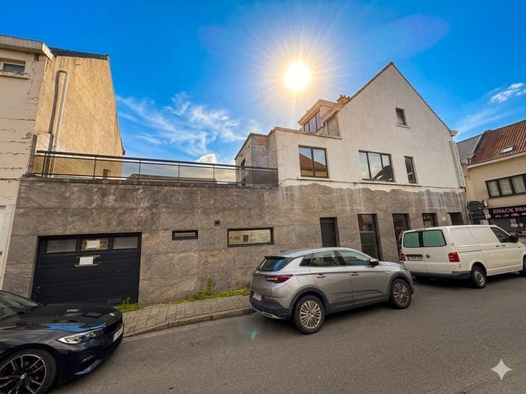 Handelspand met duplex-appartement op commerciële ligging!