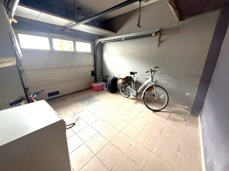 Handelspand met duplex-appartement op commerciële ligging!