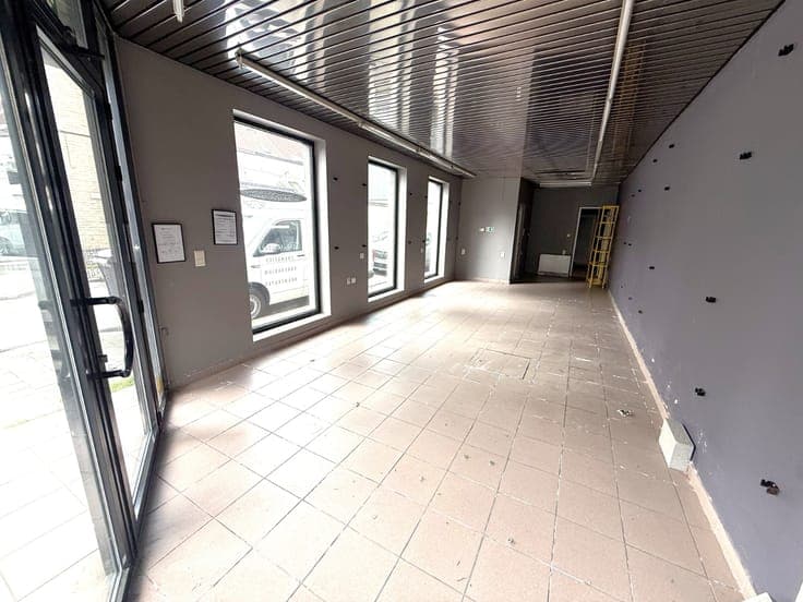 Handelspand met duplex-appartement op commerciële ligging!
