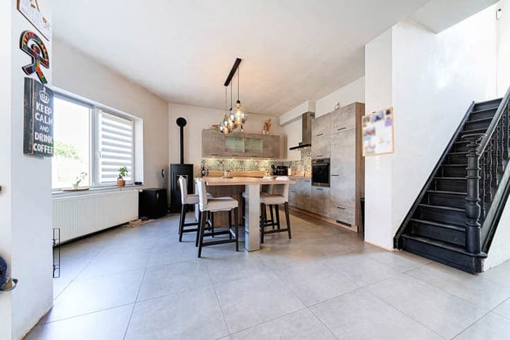 High ceilings & convertible attic
