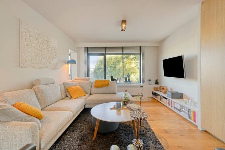 Beautifully renovated 3 bedroom home with sunny garden!