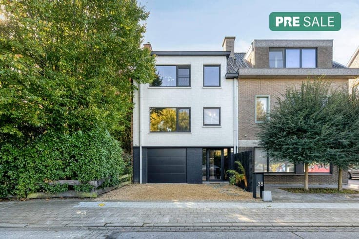 Beautifully renovated 3 bedroom home with sunny garden!