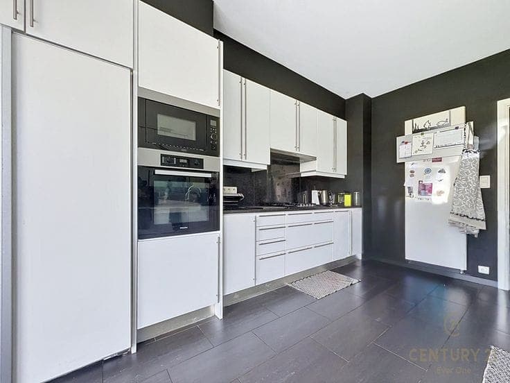 Four bedrooms house For Sale