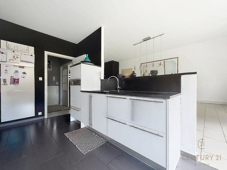 Four bedrooms house For Sale