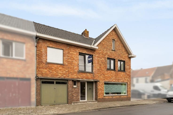 Ruime gezinswoning met dubbele garage — klaar voor uw eig...