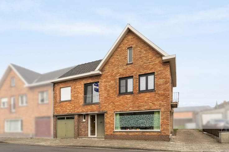 Ruime gezinswoning met dubbele garage — klaar voor uw eig...