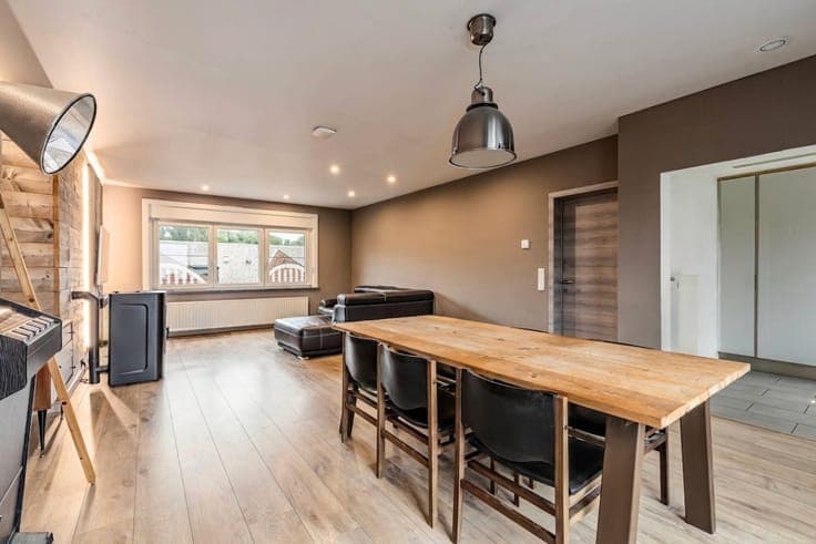 Spacious house with a large garage, 3 bedrooms & terrace