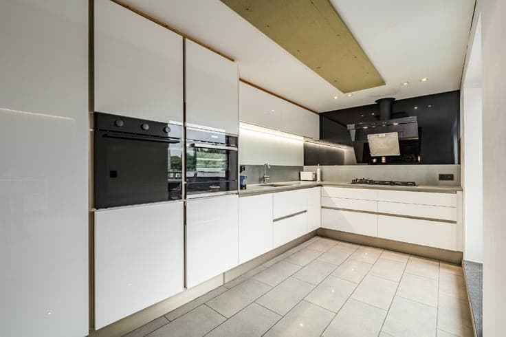 Spacious house with a large garage, 3 bedrooms & terrace