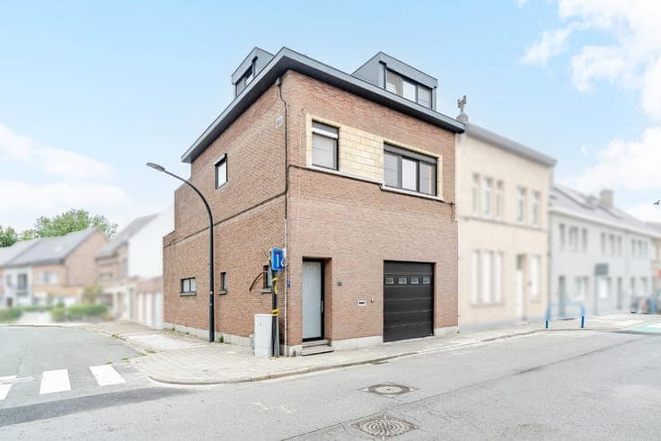 Spacious house with a large garage, 3 bedrooms & terrace