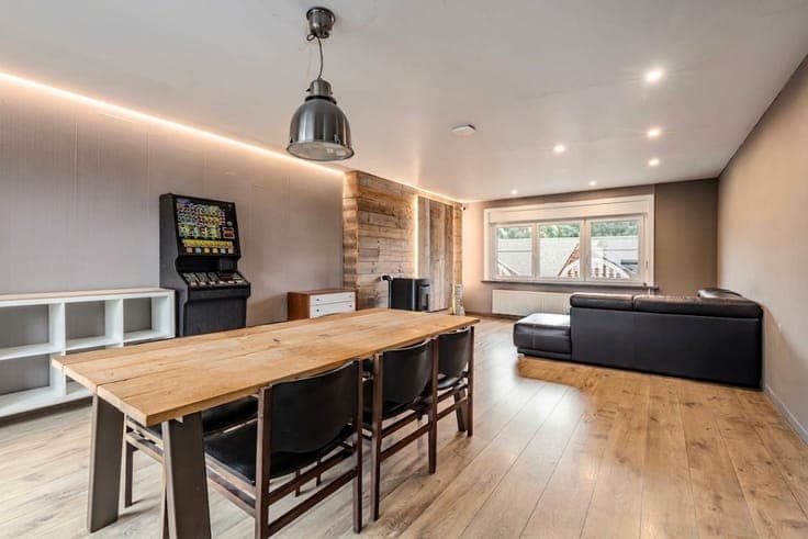 Spacious house with a large garage, 3 bedrooms & terrace