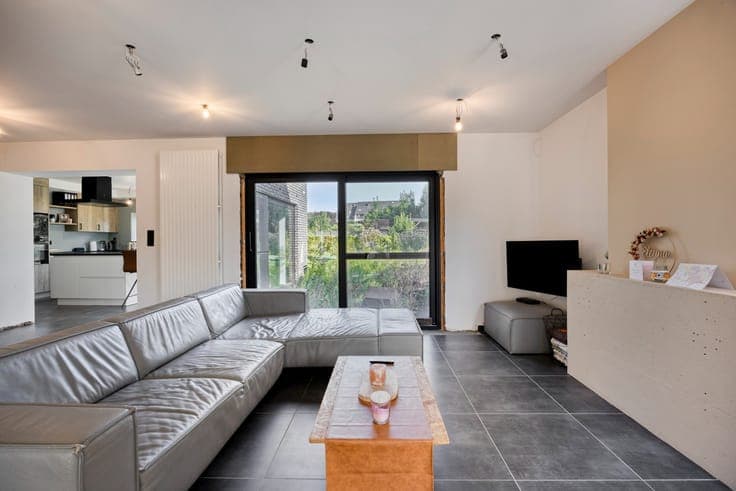 INSTAPKLARE VERNIEUWDE DRIEGEVELWONING met 5 SLPKS - GARA...