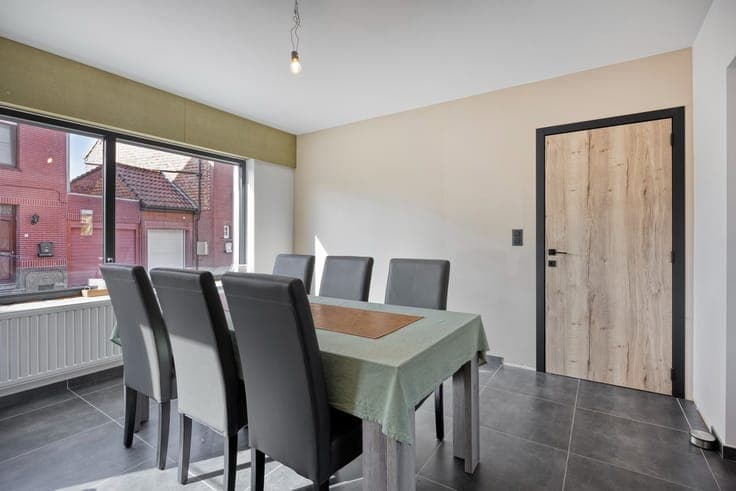 INSTAPKLARE VERNIEUWDE DRIEGEVELWONING met 5 SLPKS - GARA...