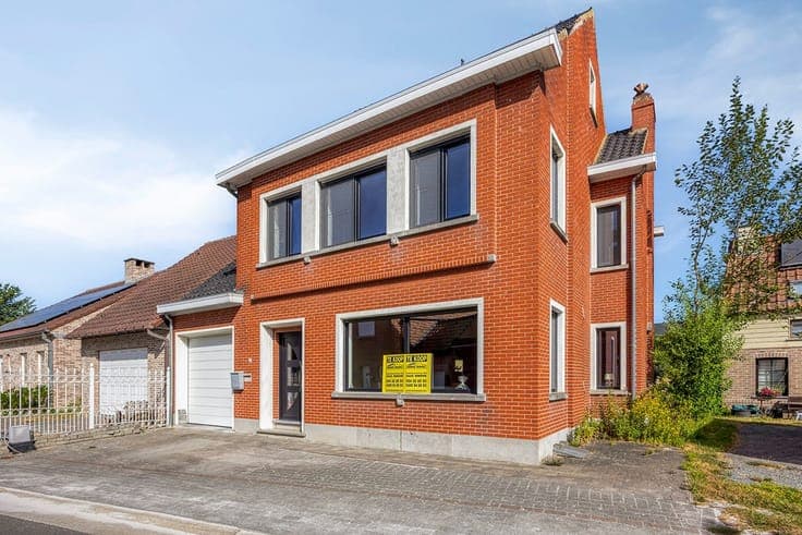 INSTAPKLARE VERNIEUWDE DRIEGEVELWONING met 5 SLPKS - GARA...