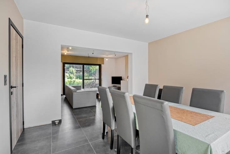 INSTAPKLARE VERNIEUWDE DRIEGEVELWONING met 5 SLPKS - GARA...