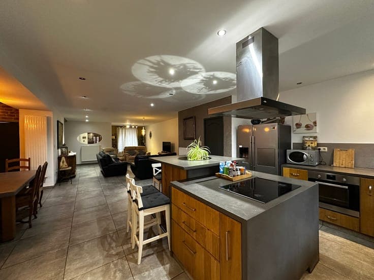 Our favourite, 5-bedroom mansion with 2 bathrooms