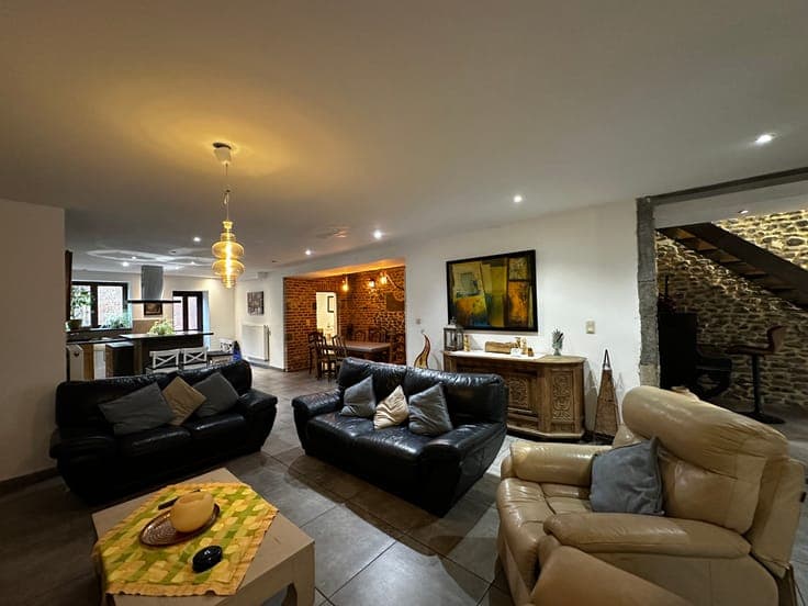 Our favourite, 5-bedroom mansion with 2 bathrooms