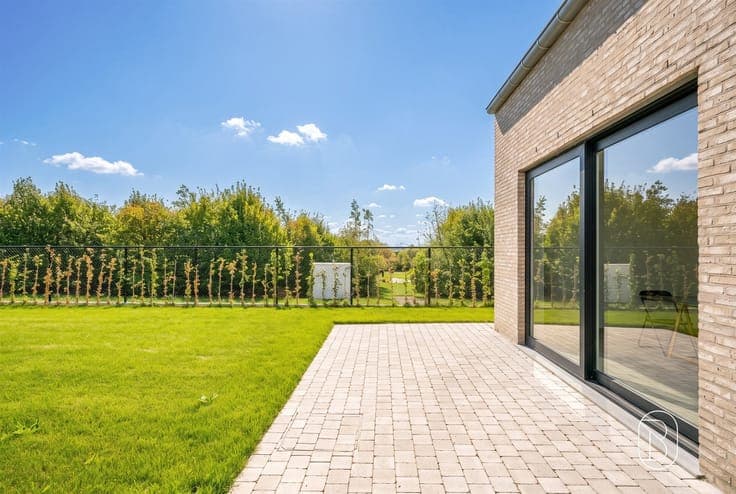 Topgelegen grote woning met 4 slk, omheinde tuin en garage.