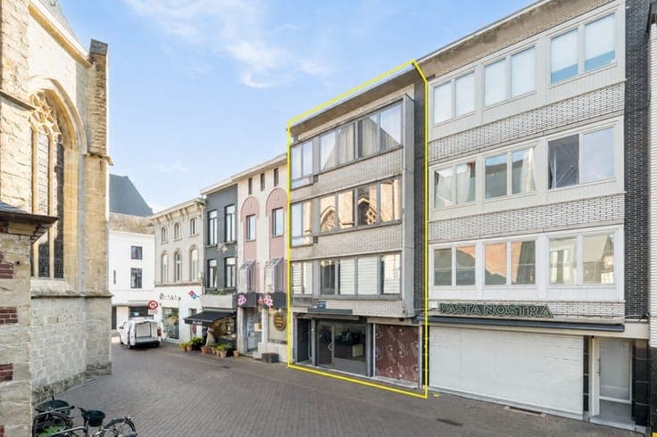 Opbrengsteigendom met polyvalente ruimte en 3 appartement...