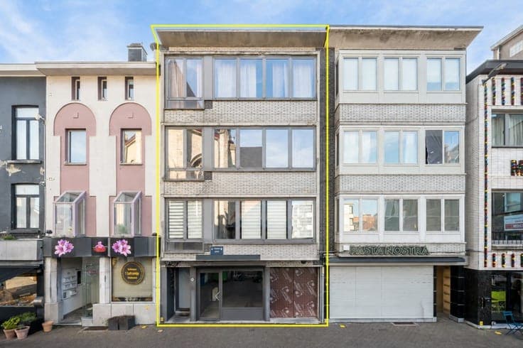 Opbrengsteigendom met polyvalente ruimte en 3 appartement...