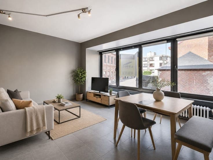Opbrengsteigendom met polyvalente ruimte en 3 appartement...