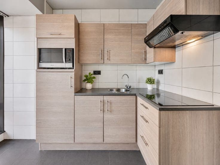 Opbrengsteigendom met polyvalente ruimte en 3 appartement...