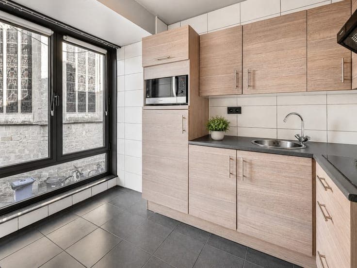 Opbrengsteigendom met polyvalente ruimte en 3 appartement...