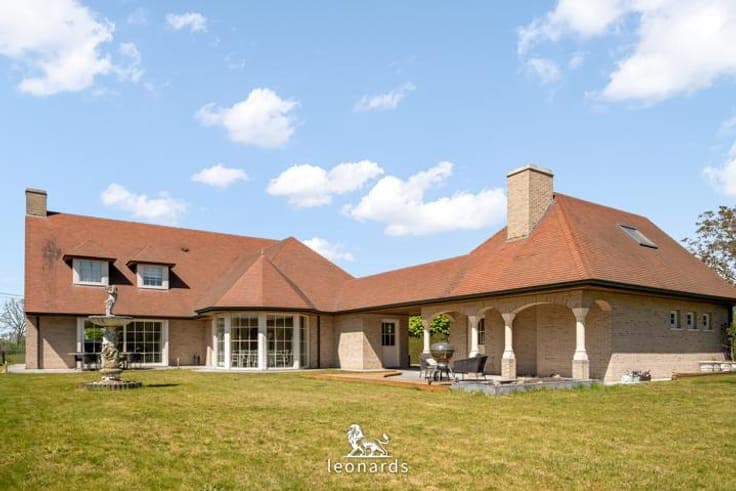 Spacious luxury villa on 3,001 m² in a rural setting