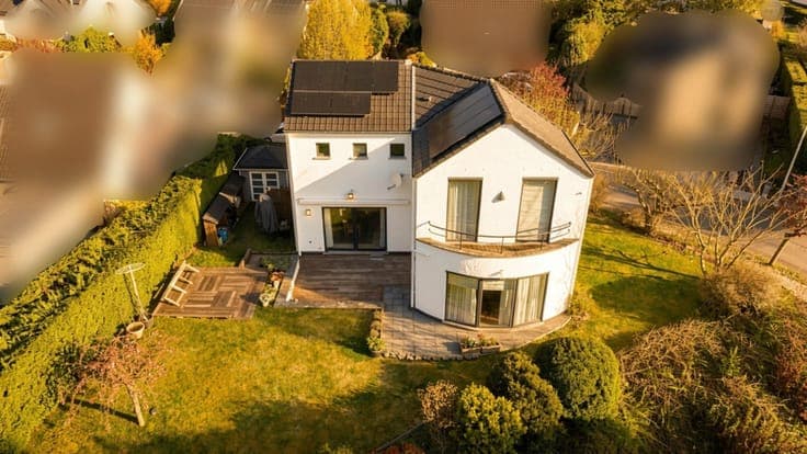 Very bright contemporary villa with open views.