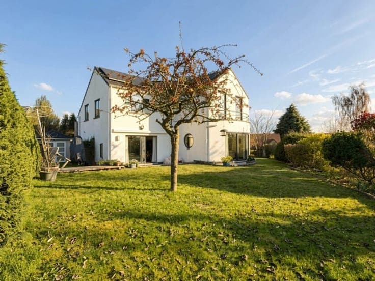 Very bright contemporary villa with open views.
