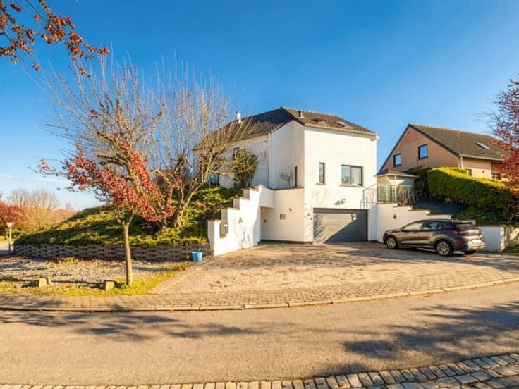 Very bright contemporary villa with open views.
