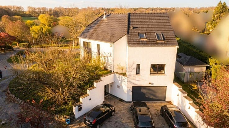 Very bright contemporary villa with open views.
