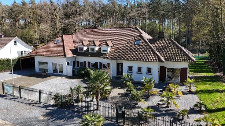 Exceptional villa with professional spaces, wellness area
