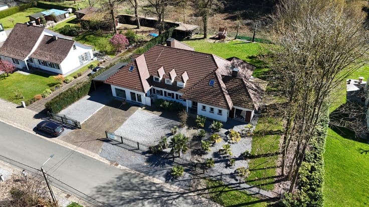 Exceptional villa with professional spaces, wellness area