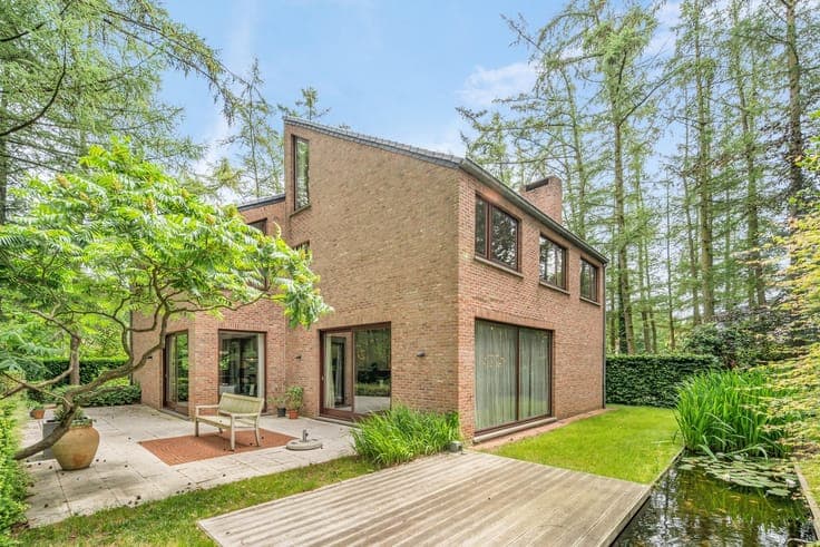 Ruime, te moderniseren villa met 5 slaapkamers en atelier...