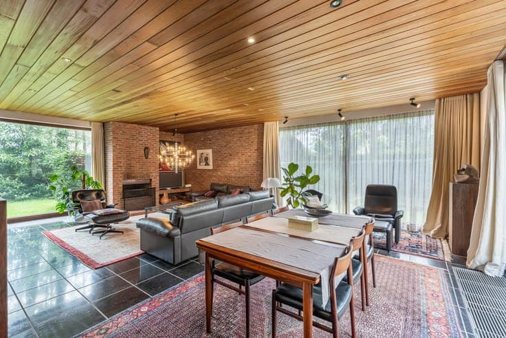 Ruime, te moderniseren villa met 5 slaapkamers en atelier...