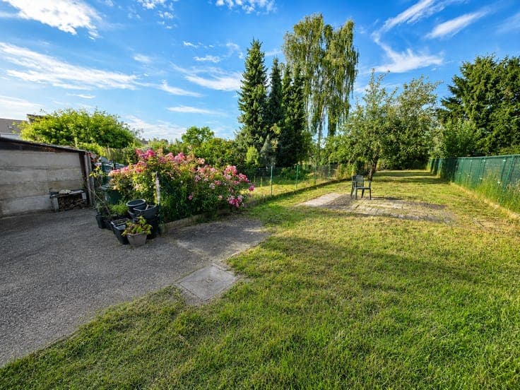 Spacious house to renovate with large garden and garage