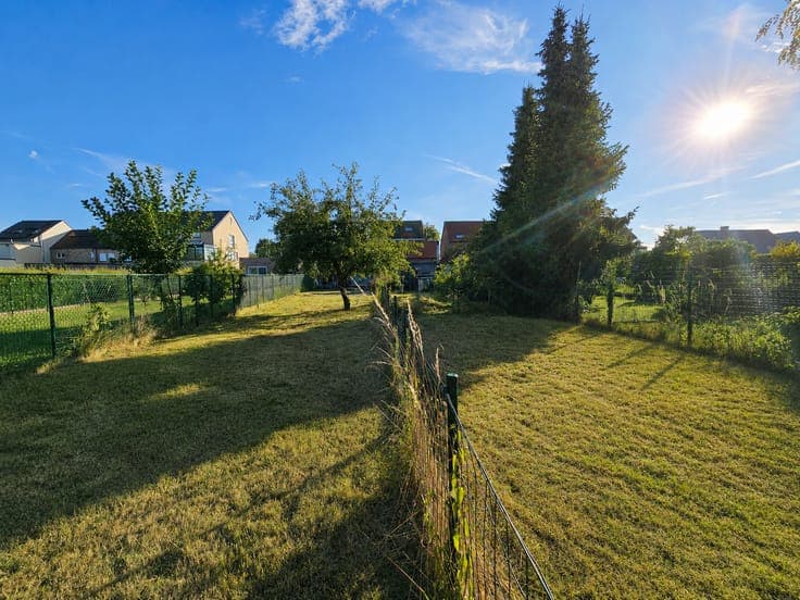 Spacious house to renovate with large garden and garage