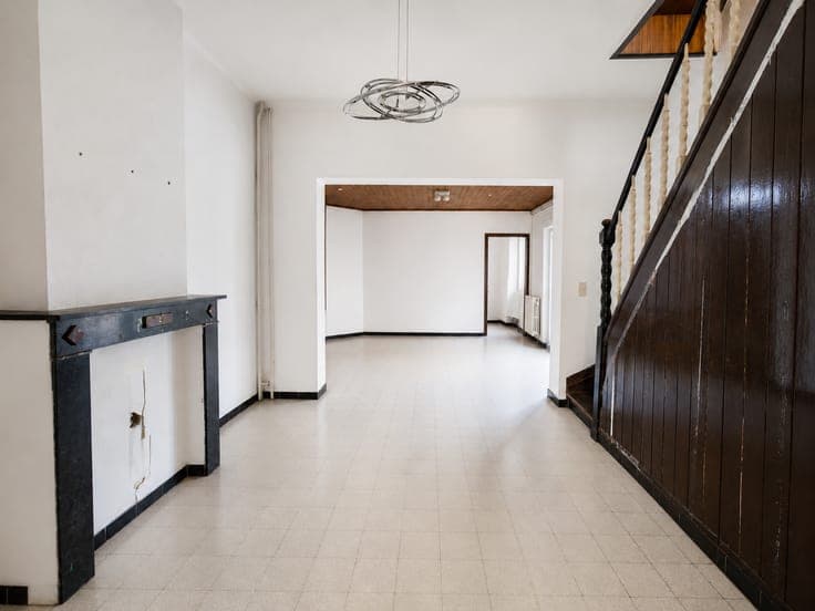 Spacious house to renovate with large garden and garage